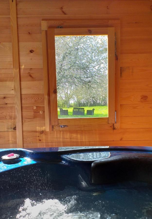 La BerryCurienne proche du Zoo de Beauval Saint-Aignan avec SDB, WC ET SPA PRIVATIF pour chaque chambre Luçay-le-Mâle Extérieur photo
