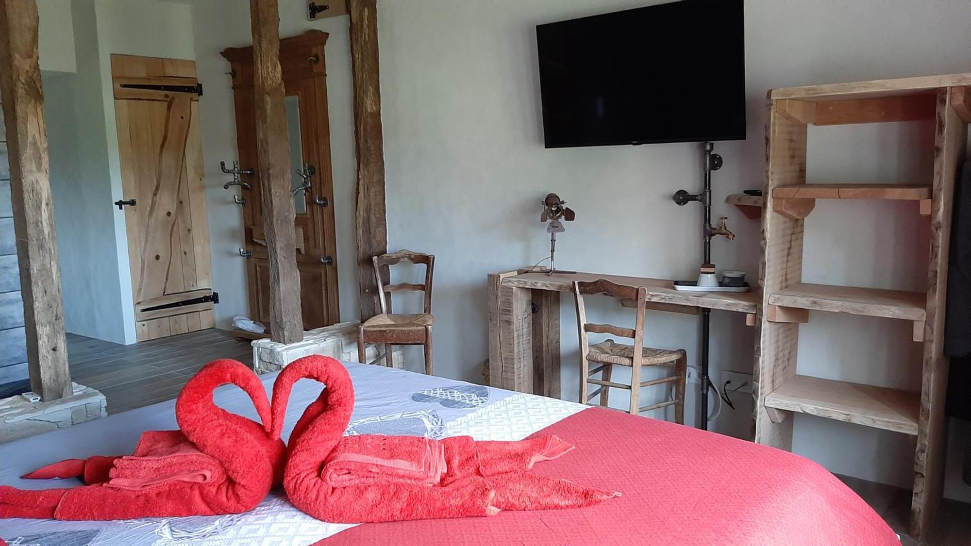 La BerryCurienne proche du Zoo de Beauval Saint-Aignan avec SDB, WC ET SPA PRIVATIF pour chaque chambre Luçay-le-Mâle Chambre photo